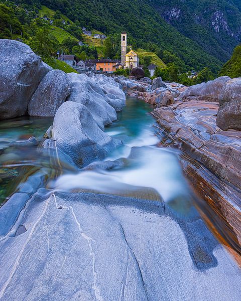 Zonsopkomst in Lavertezzo, Zwitserland van Henk Meijer Photography