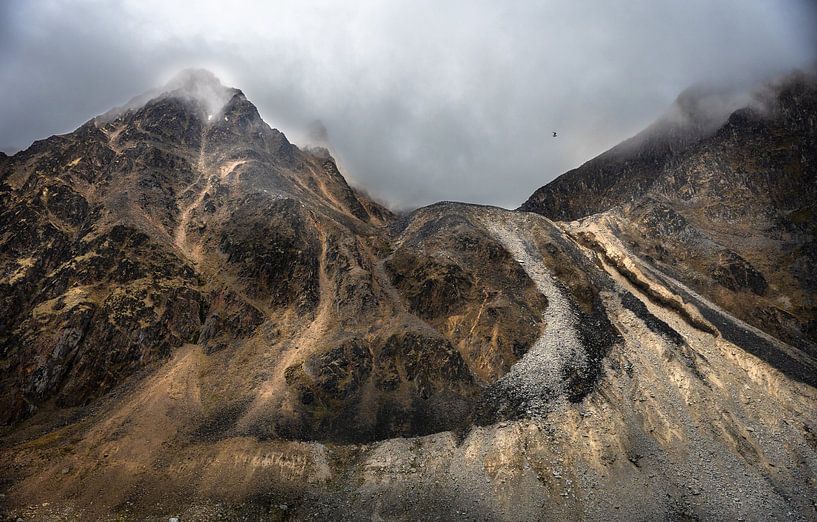 Magisch licht op de bergen op Spitsbergen van Joy van der Beek
