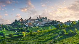 Sonnenuntergang über dem Dorf Neive und den Weinbergen der Langhe von Stefano Orazzini