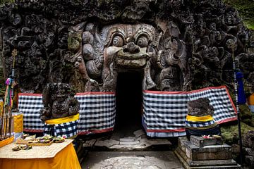Olifantengrot Goa Gajah, een religieus centrum op Bali van Fotos by Jan Wehnert