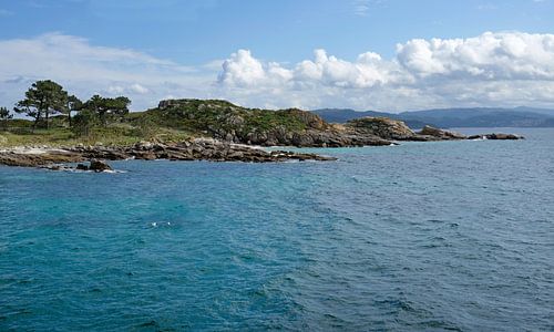 Vue sur la côte de l'île Illa do Faro
