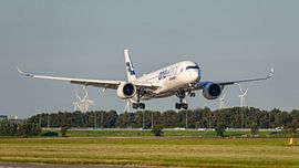 Landung eines Finnair Airbus A350-900 in Oneworld-Bemalung. von Jaap van den Berg