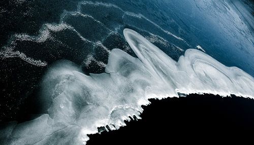 Winterzee van boven – abstract ijs & donker water | minimalistische kustkunst