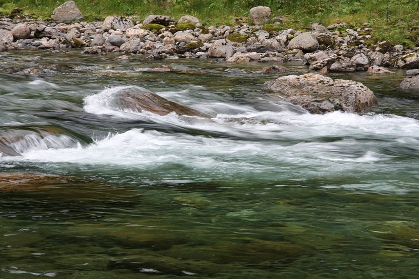 Stromend water in een rivier par Kim van der Lee