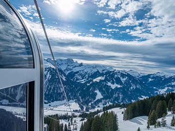 Kabelbaan met uitzicht op de Alpen