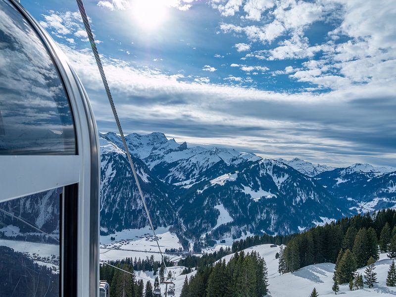 Seilbahn mit Ausblick auf die Alpen von Animaflora PicsStock