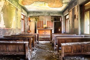 Chapelle abandonnée en ruine. sur Roman Robroek - Photos de bâtiments abandonnés