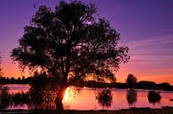 Kleurige zonsondergang bij de IJssel 1 van Arno Wolsink thumbnail
