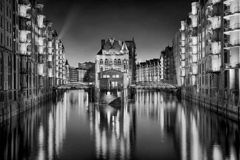 Wasserschloß Hamburg schwarz weiss von Manfred Voss, Schwarz-weiss Fotografie
