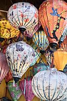 Eleganz der hängenden Laternen in Vietnam