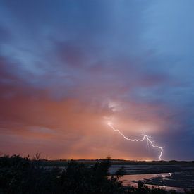 Onweer en Bliksem tijdens de bloedmaan by Daan van Oort