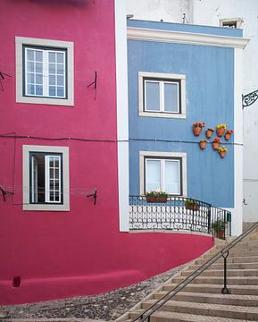 Farbige Hauswände in der Alfama, Lissabon, Portugal