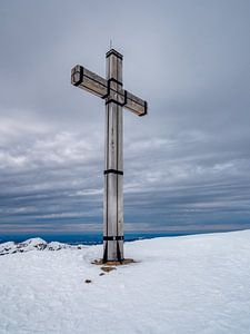 Kruis op de top van een berg in de Alpen van Animaflora PicsStock