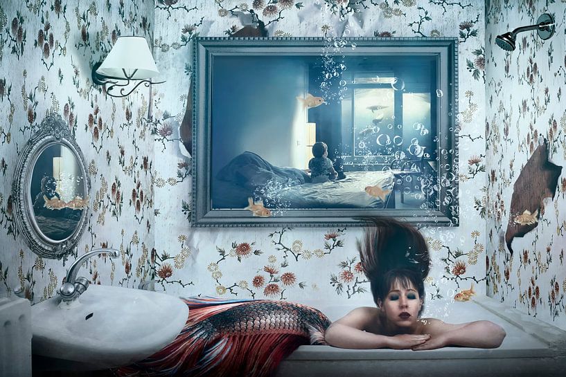 Manipulation d'image surréaliste d'une sirène dans une salle de bain délabrée avec des poissons rouges par Elianne van Turennout
