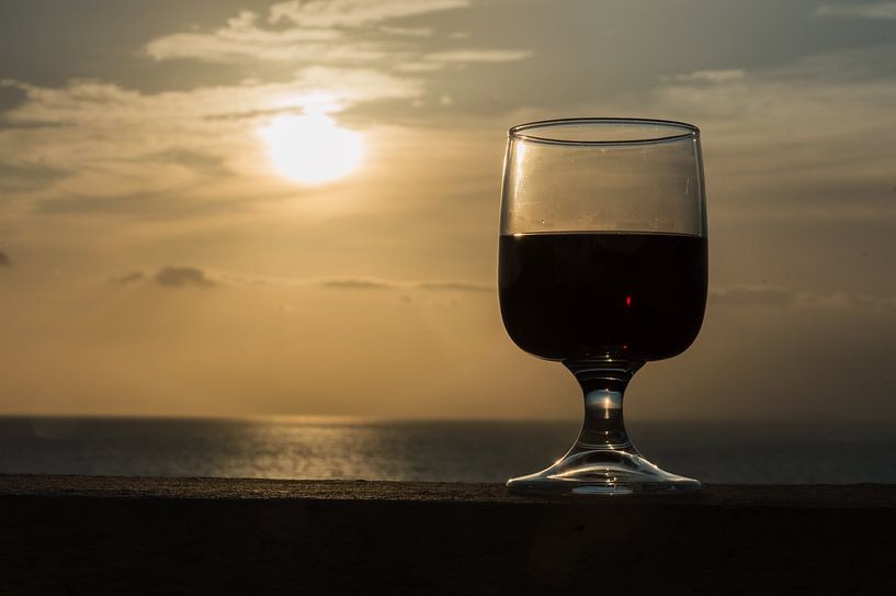Gros plan d'un verre de vin sur un coucher de soleil romantique par Patrick Verhoef
