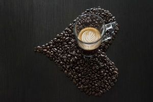 Die perfekte Tasse Kaffee: Latte Art und herzförmige Kaffeebohnen für einen gemütlichen Start in den Tag