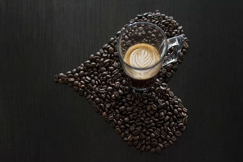 De Perfecte Kop Koffie: Latte Art en Koffiebonen in Hartvorm voor een Gezellige Start van de Dag