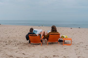 Samen op zaterdag de krant op het strand lezen