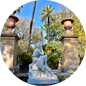 Zittende stenen figuur in de botanische tuin van Palermo van Silva Wischeropp