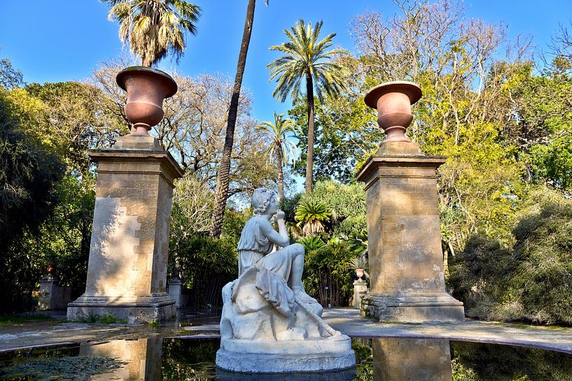 Statue de pierre assise dans le jardin botanique de Palerme par Silva Wischeropp