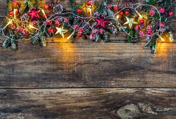 Kerstversiering met ornamenten, sparrentakken, rode bessen van Alex Winter