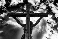 Jesus am Kreuz unter einem bewölkten Himmel