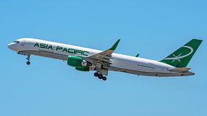 Frachtflugzeug vom Typ Boeing 757-200F der Asia Pacific Airlines.