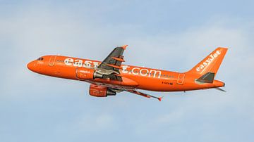 Vertrekkende oranje EasyJet Airbus A320-200.