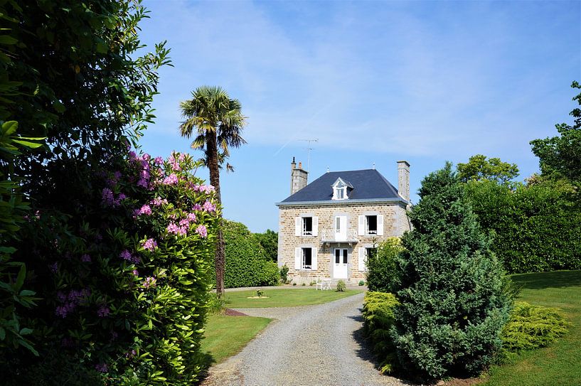 Norman house with garden by Sandra van der Burg