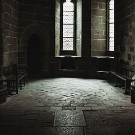 Donkere stilte : mysterieus belichte kamer in Abbaye du Mont Saint-Michel van Graphx