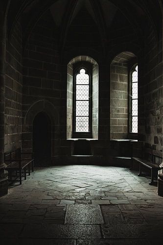 Dunkle Stille: geheimnisvoll beleuchteter Raum in der Abbaye du Mont Saint-Michel
