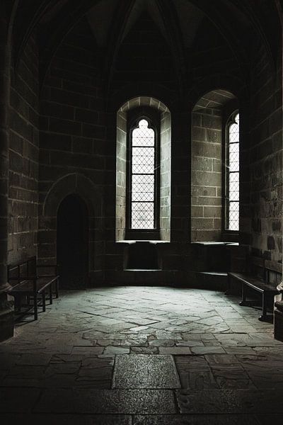 Donkere stilte : mysterieus belichte kamer in Abbaye du Mont Saint-Michel van Graphx