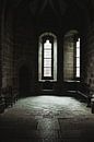 Donkere stilte : mysterieus belichte kamer in Abbaye du Mont Saint-Michel van Graphx thumbnail