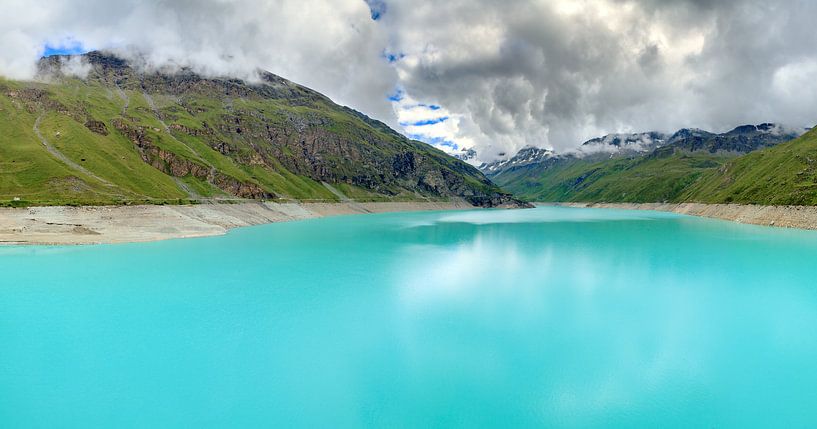 Turquoise meer Lac de Moiry in de Zwitserse alpen by Dennis van de Water