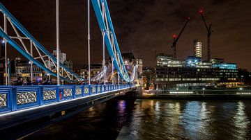 Tower Bridge by night van Easycopters