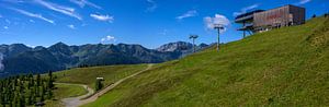 Karnische Alpen und Bergstation auf dem Golzentip
