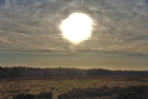 Opkomende zon op een bewolkte ochtend.
