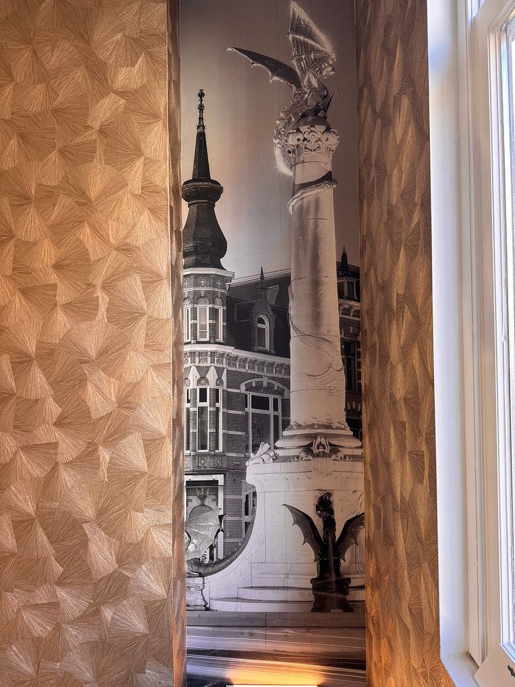 Der Drachenbrunnen von 's-Hertogenbosch in schwarz und weiß von Den Bosch aan de Muur