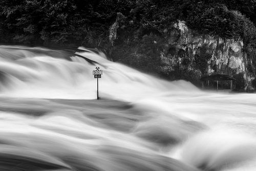 Waterval van Schaffhausen bij de Rijnval. Zwart-wit beeld.