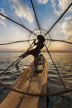 Pêcheur avec bateau traditionnel sur le lac Inle au Myanmar essaye au manière ancienne (avec un pani sur Wout Kok