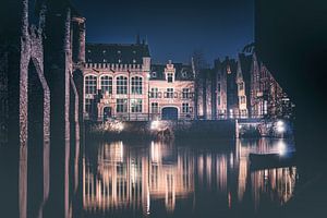 Nachtaufnahme der mittelalterlichen Häuser in der Nähe der Burg der Grafen in der Stadt Gent