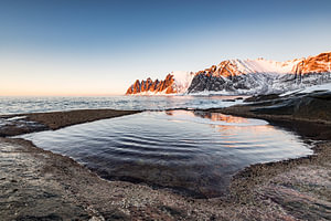 Sonnenuntergang über dem Okshornan-Gebirge am Tungeneset in Norwegen