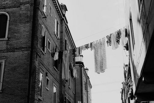 Clothesline entre deux maisons.