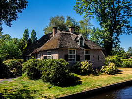 Altes Bauernhaus auf einer der vielen kleinen Inseln in Giethoorn.