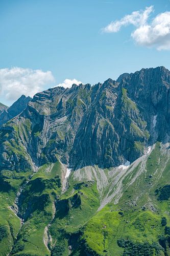 Enorme rotswand met rotslagen in de Allgäuer Alpen