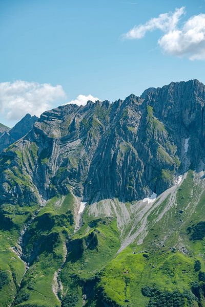 Front rocheux massif avec strates rocheuses dans les Alpes d'Allgäu par Leo Schindzielorz