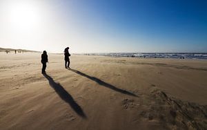 Winderige schaduwen op het strand