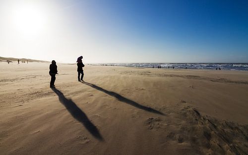 Winderige schaduwen op het strand by Dennis van de Water
