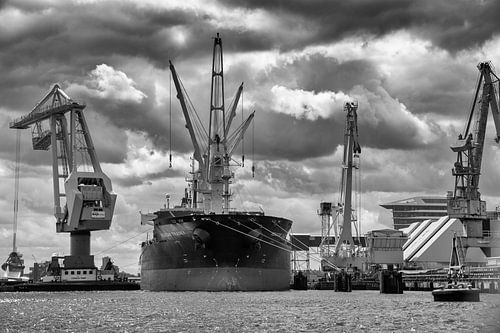 Overslag in de haven van Amsterdam