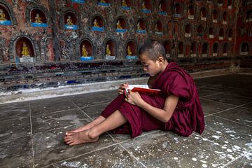 Lerende monniken in klooster in  Nyaung Shwe vlakbij Inle in Myanmar.  van Wout Kok